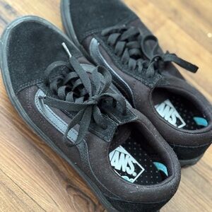 Vans all black unisex shoes women size 7, men’s size 5.5